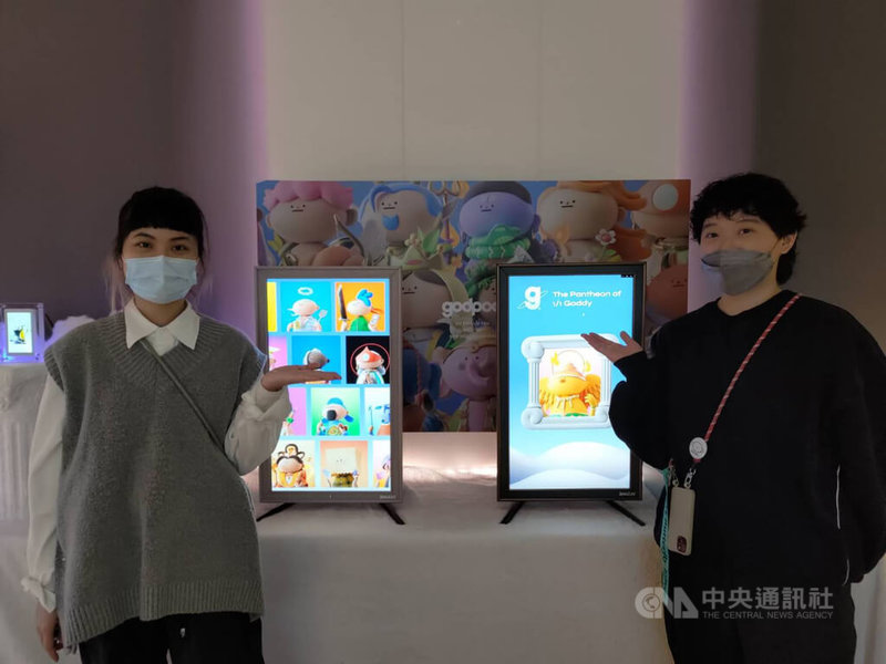 台灣動畫團隊以NFT作品GODPOD參加「2022 OneOffs NFT 國際藝術博覽會」，打造133種虛擬3D神明。圖為設計者Heng Hsu（左）、Kea xie（右）。中央社記者王寶兒攝  111年12月9日