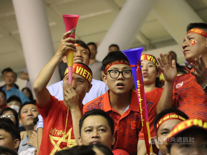 谷歌（Google）2022年年度搜尋排行榜顯示，足球是越南網友最常查找的前3大熱門話題。圖為越南足球迷5月22日在第31屆東南亞運動會為越南國家男子足球隊加油。中央社記者陳家倫河內攝 111年12月9日