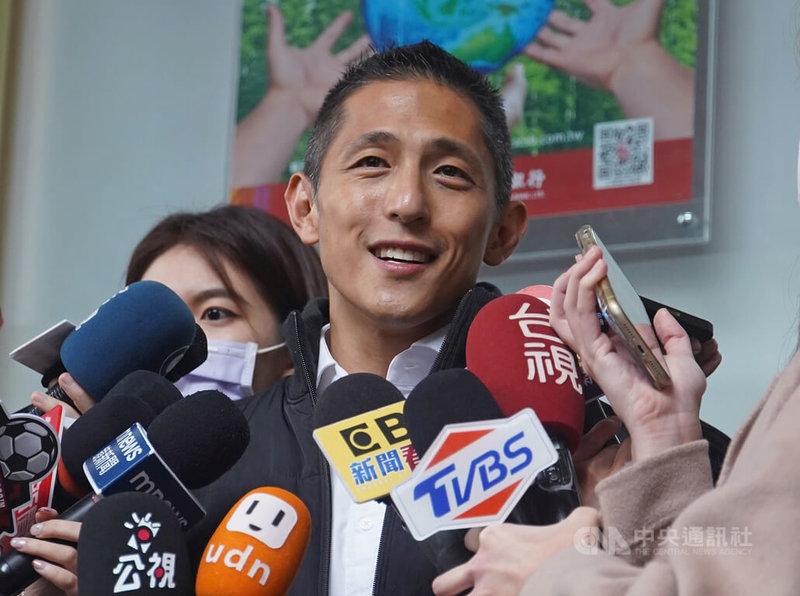 民進黨台北市第3選區立委補選參選人吳怡農拋出遷移松山機場政見，引發討論。吳怡農（前）9日上午在台北出席活動前受訪表示，20年前可能沒有條件，但隨桃園機場第3跑道工程未來完工，就必須現在開始規劃，將公共利益最大化。中央社記者裴禛攝 111年12月9日