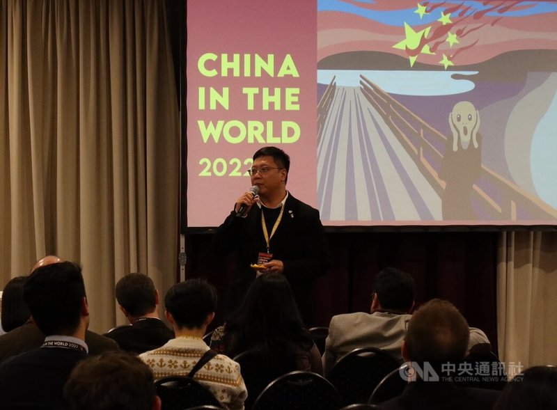 台灣民主實驗室執行長吳銘軒在柏林舉辦的會議致詞。中央社記者林育立柏林攝 111年12月8日