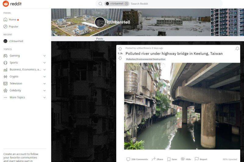 外國論壇Reddit近來被貼上一張標題寫著 Polluted river under highway bridge in Keelung, Taiwan（台灣基隆高速公路橋下被污染河流）的照片。（圖取自Reddit網頁reddit.com）