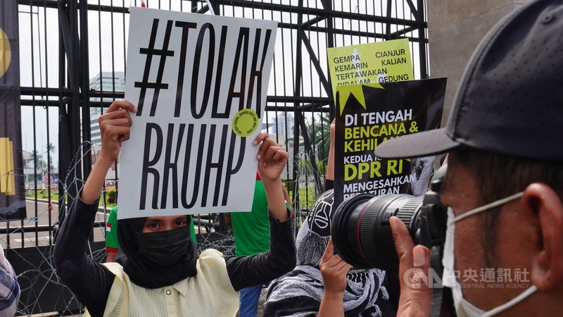 印尼民眾反對通過刑法修正草案，5日在國會前高舉海報表達抗議。刑法修正案通過後，聯合國8日發表聲明，對這項法案恐侵犯人權表達關切。中央社記者李宗憲雅加達攝 111年12月9日