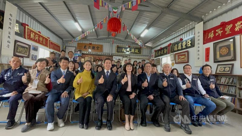 身兼中選會委員的高雄大學校長陳月端（前排右5），9日到金門縣長當選人陳福海服務處頒發當選證書給陳福海（前排左5），高雄大學EMBA校友觀禮。中央社記者黃慧敏攝  111年12月9日