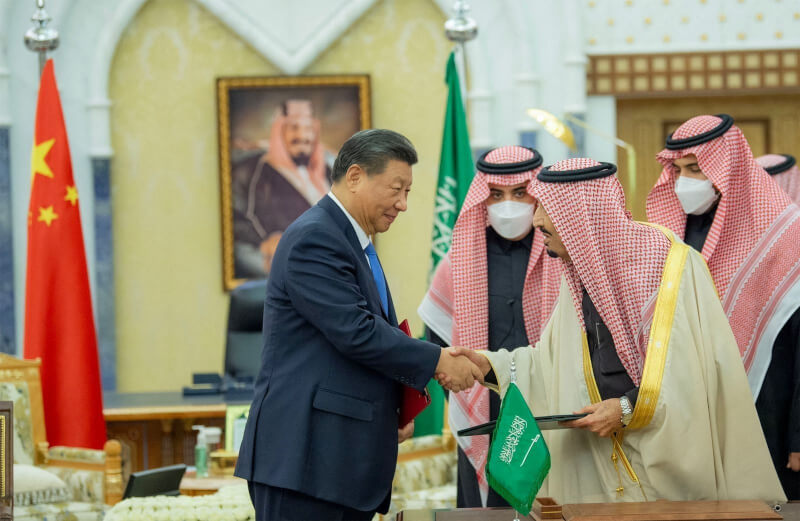 中國國家主席習近平（前左）和沙烏地阿拉伯王儲穆罕默德．沙爾曼（前右）8日會面並達成多項協議。（Saudi Press Agency/Handout via 路透社）