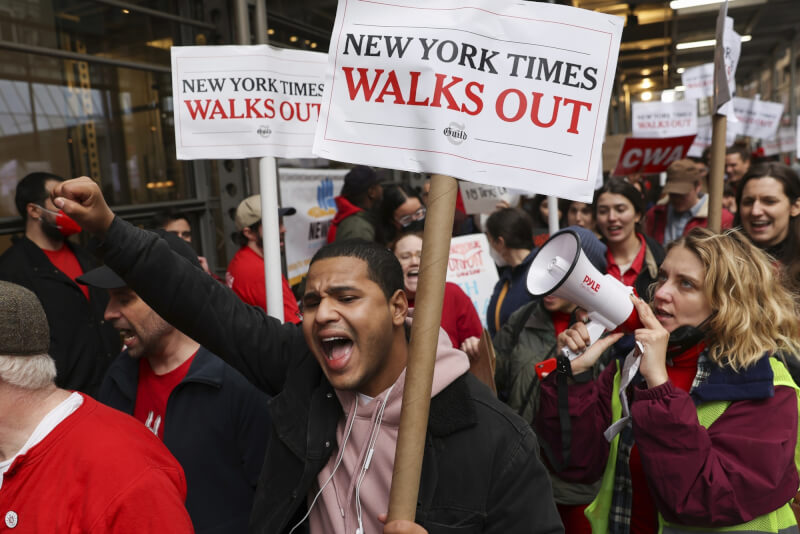 超過1000名美國「紐約時報」員工8日發動罷工，這是40多年來紐時第一次出現這樣的勞工行動。（美聯社）