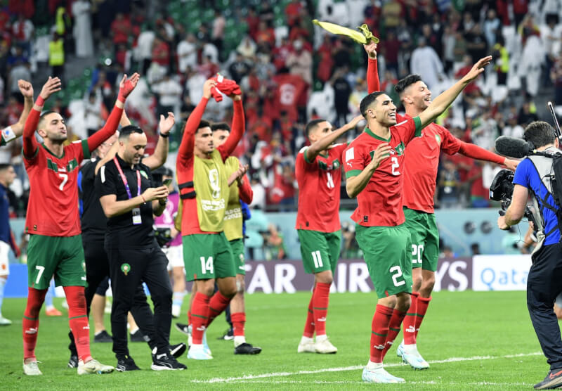 摩洛哥擊敗西班牙首次闖進世界盃8強，賽後球員開心慶祝。（共同社）