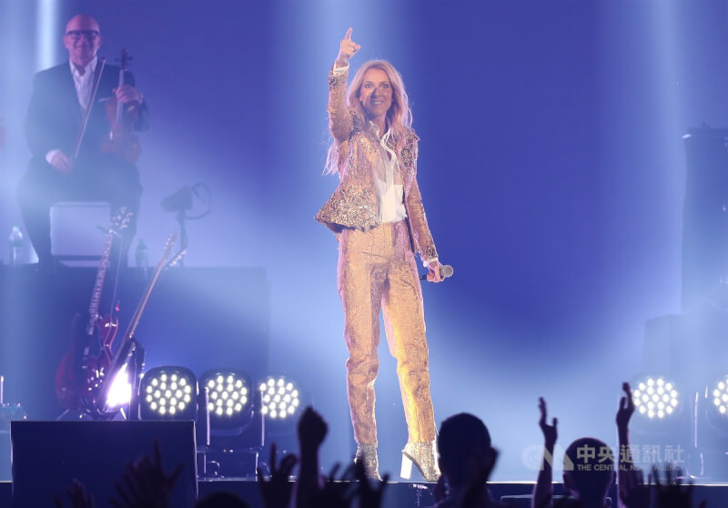 加拿大歌手席琳狄翁揭露自己罹患罕見的僵硬人症候群，並取消和延後一系列在歐洲的演出。圖為2018年席琳狄翁首度來台攻蛋開唱。（中央社檔案照片）