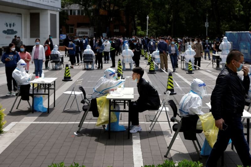 圖為4月北京一處臨時篩檢站。（路透社）