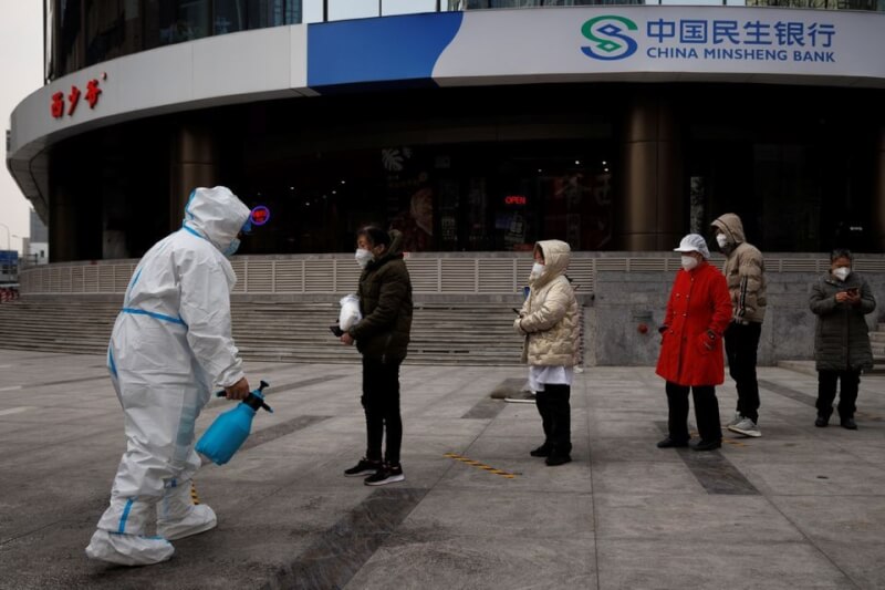 圖為北京民眾9日排隊進行核酸檢測。（路透社）