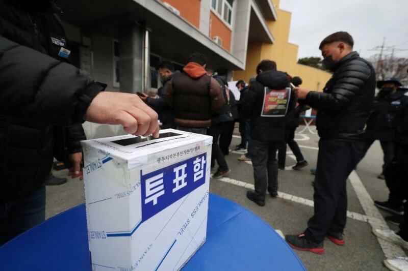 韓國民主勞總公共運輸工會貨物連帶本部9日就是否繼續罷工進行投票，最終以約6成得票率決定終止罷工。（路透社）