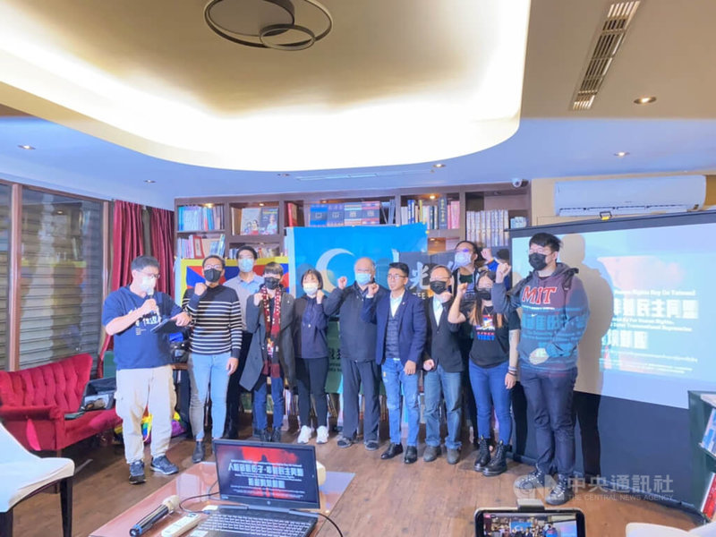 12月10日是國際人權日，由台灣人權促進會、保護衛士、西藏台灣人權連線、台灣香港邊城青年等單位合辦的「人權頑固分子．串連民主同盟．拒絕跨境鎮壓」的記者會在台北舉行。中央社記者呂佳蓉攝  111年12月10日