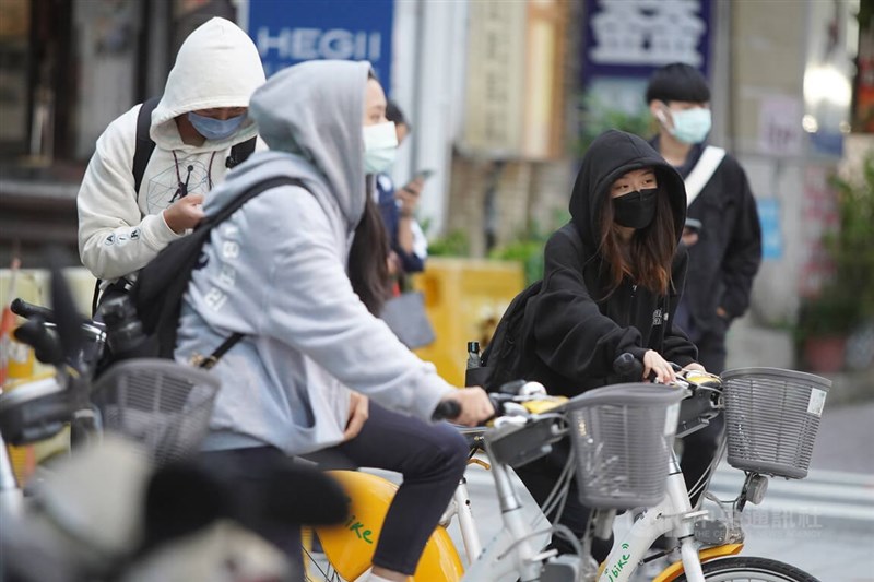 中央氣象局預報，未來一週台灣在東北季風環境下，冷空氣一波波南下，天氣愈來愈涼、冷。（中央社檔案照片）