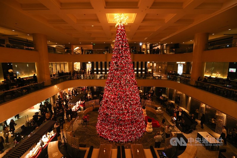圖為台北晶華酒店11月24日舉辦耶誕樹點燈儀式。（中央社檔案照片）