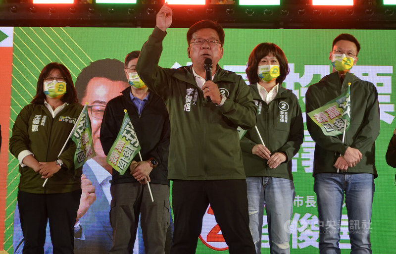 民進黨嘉義市長候選人李俊俋（中）10日晚間在九華山地藏庵舉辦大型廟口開講活動，民進黨副秘書長林飛帆（右）等人也到場站台助選。中央社記者蔡智明攝  111年12月10日