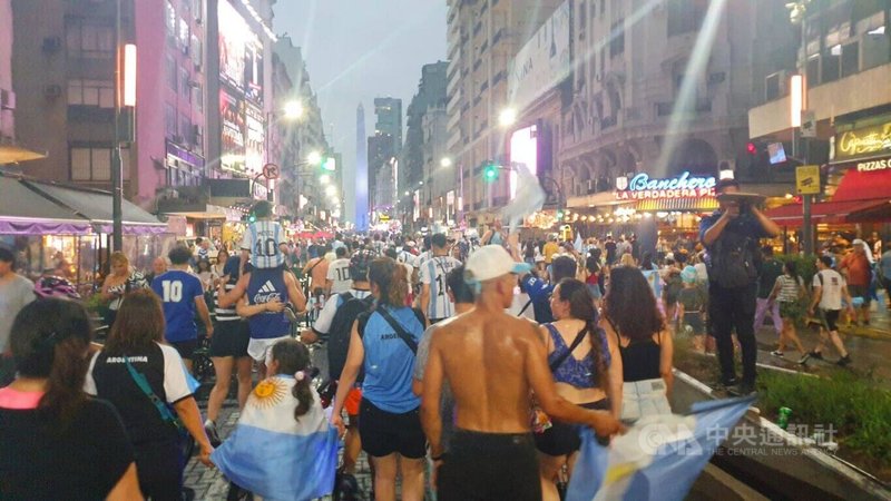 阿根廷贏荷蘭，卡達世足賽晉級4強，球迷在賽後湧入布宜諾斯艾利斯市中心歡慶勝利，當地警察立刻實施封街管制及警力維安，避免過多球迷聚集發生意外。中央社記者黃韻如布宜諾斯艾利斯攝 111年12月10日
