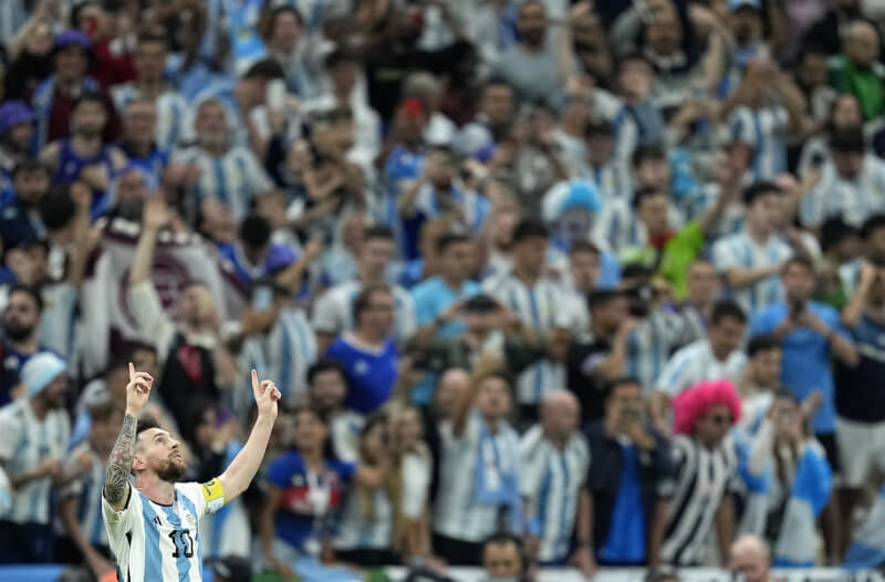 阿根廷足球巨星梅西（前）率隊擊敗荷蘭，晉級世足4強。（美聯社）