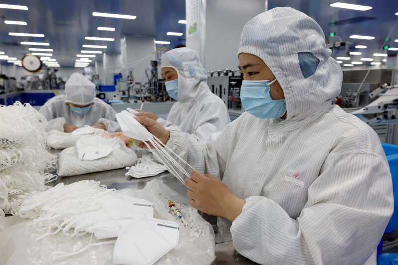中國防疫鬆綁後感染人數暴增，N95口罩成為民眾最新瘋搶熱賣品。圖為山東省工廠人員檢查N95口罩品質。（中新社）