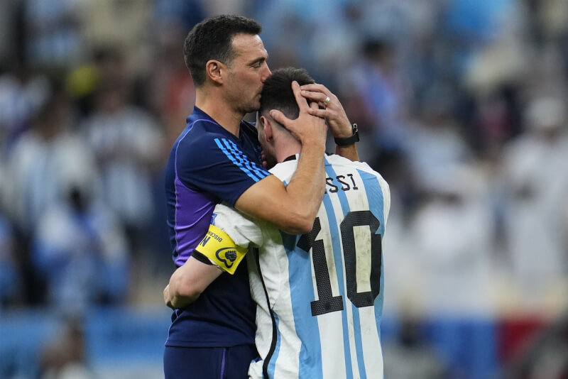 阿根廷在卡達世足賽挺進4強，教頭斯卡洛尼（左）賽後親吻梅西（右）。（美聯社）