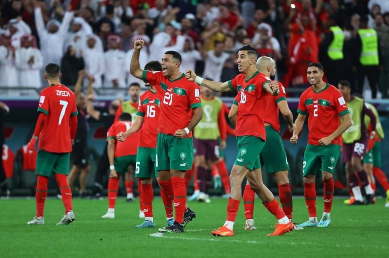 摩洛哥擊敗西班牙首次闖進世界盃8強，賽後球員開心慶祝。（路透社）
