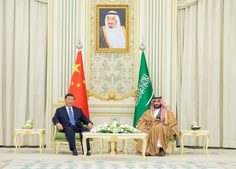 沙烏地阿拉伯王儲兼總理穆罕默德．沙爾曼（右）8日與中國國家主席習近平（左）會面。（路透社）