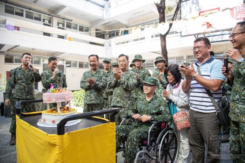 秦良丰（前右4）11日出席陸軍航空特戰指揮部準備的生日餐會。（軍聞社提供）