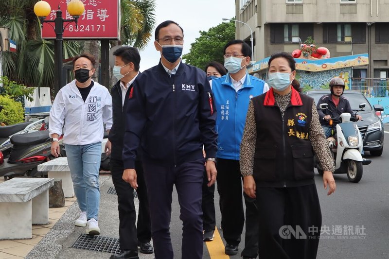 國民黨花蓮縣黨部11日在國軍英雄館舉辦感恩茶會，國民黨主席朱立倫（前左）出席，花蓮縣長徐榛蔚（前右）等人陪同步入會場。中央社記者李先鳳攝  111年12月11日