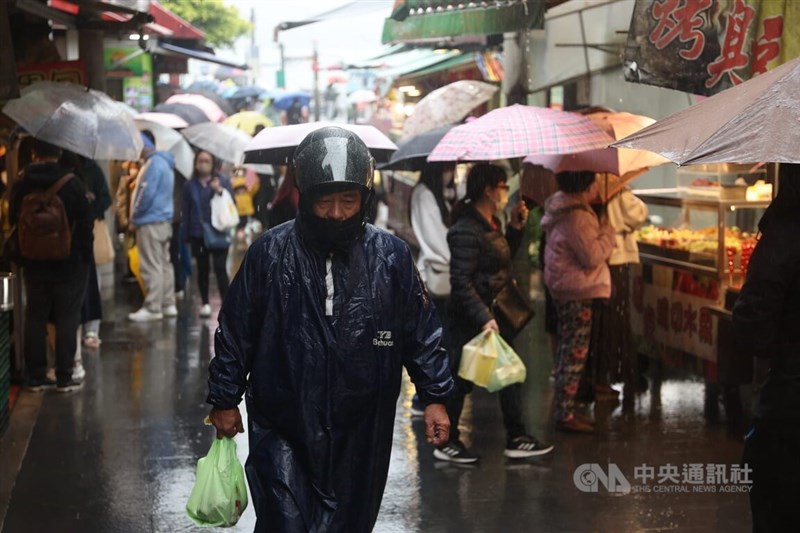 氣象專家吳德榮表示，北台灣濕涼微冷的天氣，將持續至14日；16日晚間強冷空氣南下，預估17日有機會挑戰入冬首波寒流，台北低溫達攝氏10度以下、全台轉乾冷。民眾11日穿雨衣在八里老街採買。中央社記者吳家昇攝　111年12月11日