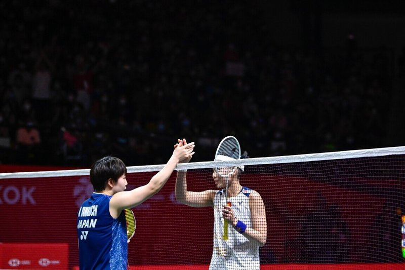 台灣羽球一姐戴資穎（右）11日在世界羽球巡迴賽總決賽女單決賽敗給日本球后山口茜（左），賽後兩人握手致意。（泰國羽球協會提供）中央社記者呂欣憓傳真  111年12月11日
