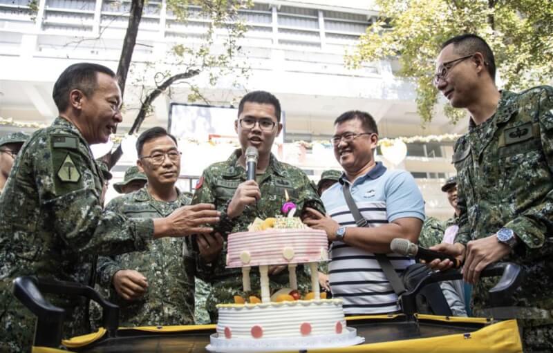 傘兵秦良丰（左3）民國107年跳傘墜地重傷卻奇蹟生還，11日上午受邀重返營隊參與生日活動。（軍聞社提供）中央社記者游凱翔傳真 111年12月11日