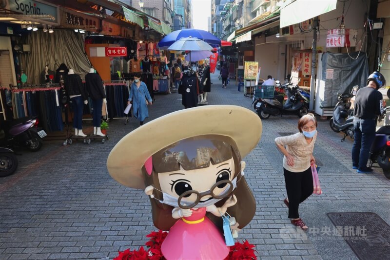 圖為11月28日台北市四平陽光商圈人潮，民眾外出戴口罩防疫。（中央社檔案照片）