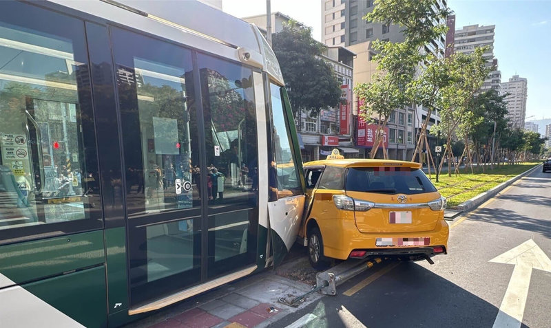 高雄一輛計程車11日下午在南屏路口違規左轉時與輕軌列車碰撞，這也是高雄輕軌今年第14起碰撞事故。（高雄捷運公司提供）中央社記者蔡孟妤傳真  111年12月11日