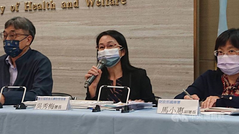 中國海關總署以註冊資訊不完整為由,暫停輸入台灣酒類、飲料、水產品;食藥署長吳秀梅(中)11日表示,暫停進口2409件,其中1800餘件廠商無意願補件,各部會將持續輔導業者送件,創建專線供業者諮詢,也會通聯中國詢問新制規定與送件進度。中央社記者陳婕翎攝 111年12月11日