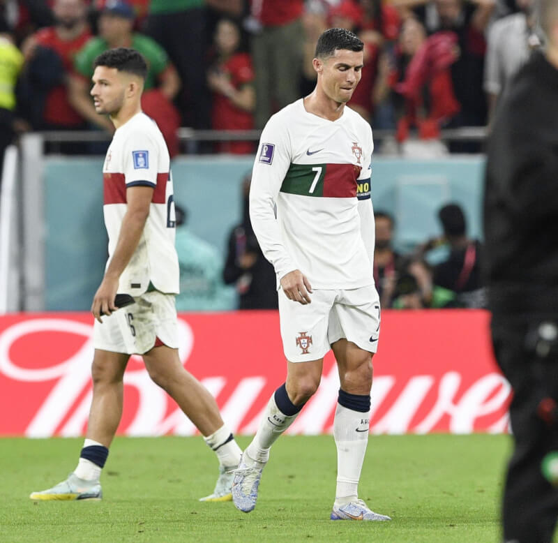 葡萄牙未能晉級卡達世界盃4強，「C羅」羅納度（前右）難掩落寞。（共同社）