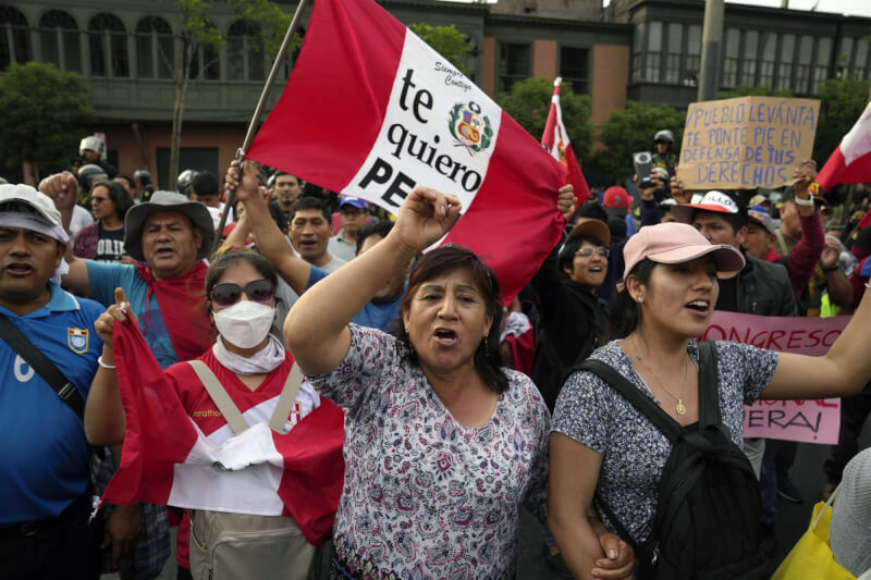 博魯阿爾特接替遭罷黜的卡斯蒂約擔任秘魯總統，10日宣布新內閣成員，不滿卡斯蒂約遭罷黜的民眾發動大型示威，要求重新選舉。（美聯社）
