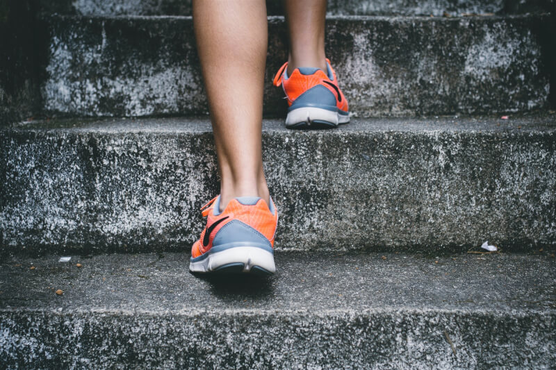 研究顯示，每天只要能多幾分鐘劇烈運動，像跑著趕車、跑著上樓梯等，成人就能降低40%「英年早逝」的風險。（圖取自Unsplash圖庫）