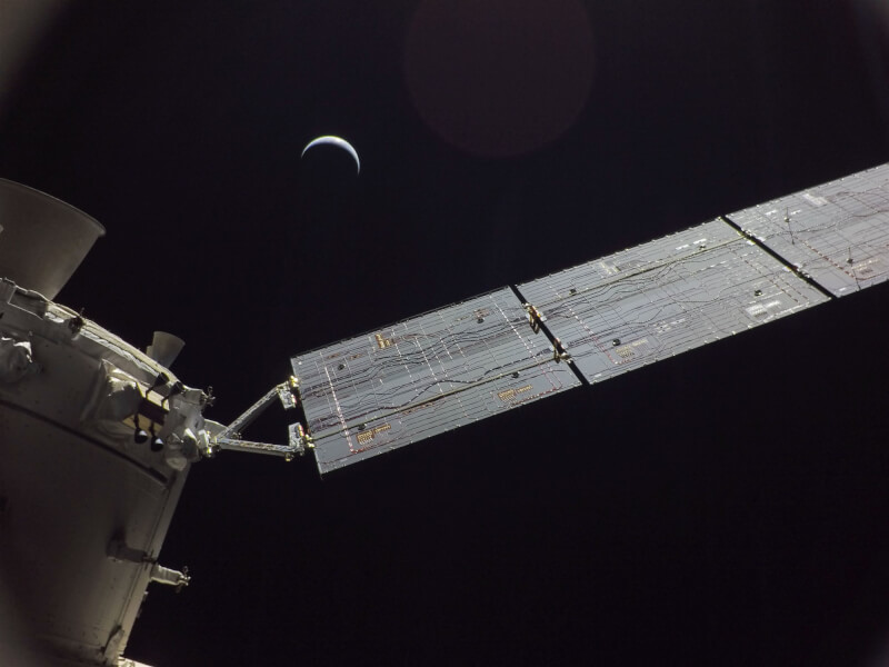 美國國家航空暨太空總署「獵戶座」太空船近距離掠過月球後，11日將濺落太平洋。（圖取自twitter.com/NASA_Orion）