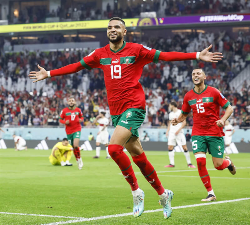 摩洛哥靠著恩納斯里（前）在第42分鐘頭錘破門建功，加上成功防守，讓他們以1比0扳倒歐洲勁旅葡萄牙，闖進世界盃4強。（共同社）
