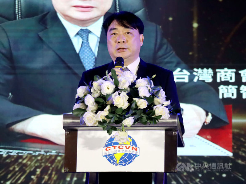 越總第24屆總會長由簡智明續任。簡智明11日表示，計劃在2023年3月將「越南投資白皮書」送交越南總理府，白皮書回顧過去5年台商在越南經營面臨的障礙與困難，盼為越南的政策與條例提出建言。中央社記者陳家倫河內攝  111年12月12日