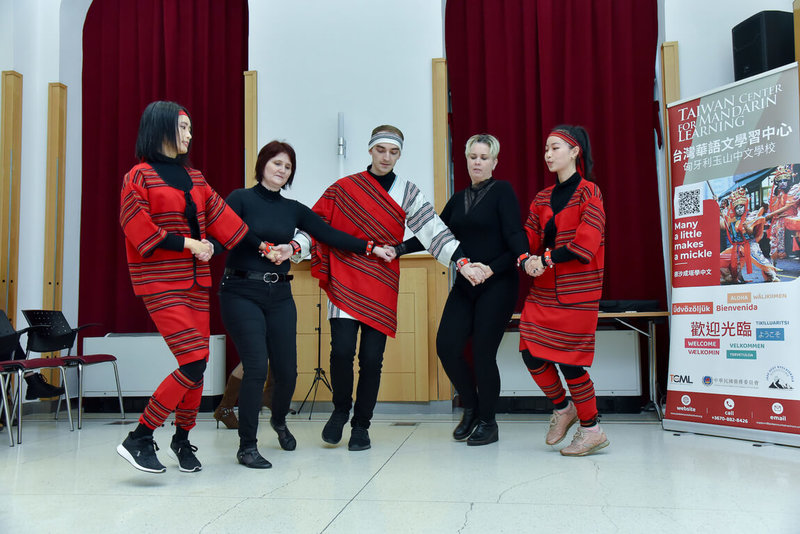 匈牙利台灣華語文學習中心的學生在11月底舉行的期末成果發表會跳台灣原住民舞蹈。（匈牙利台灣華語文學習中心提供）中央社記者林育立柏林傳真  111年12月12日
