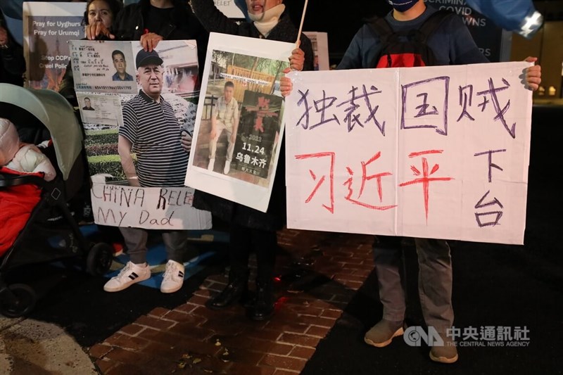 中國日前反封控「白紙運動」意外團結海外中國人、維吾爾族人和台灣人，彼此訴求雖有差異，但目標都是希望「習近平下台」。中央社記者徐薇婷華盛頓攝 111年12月1日