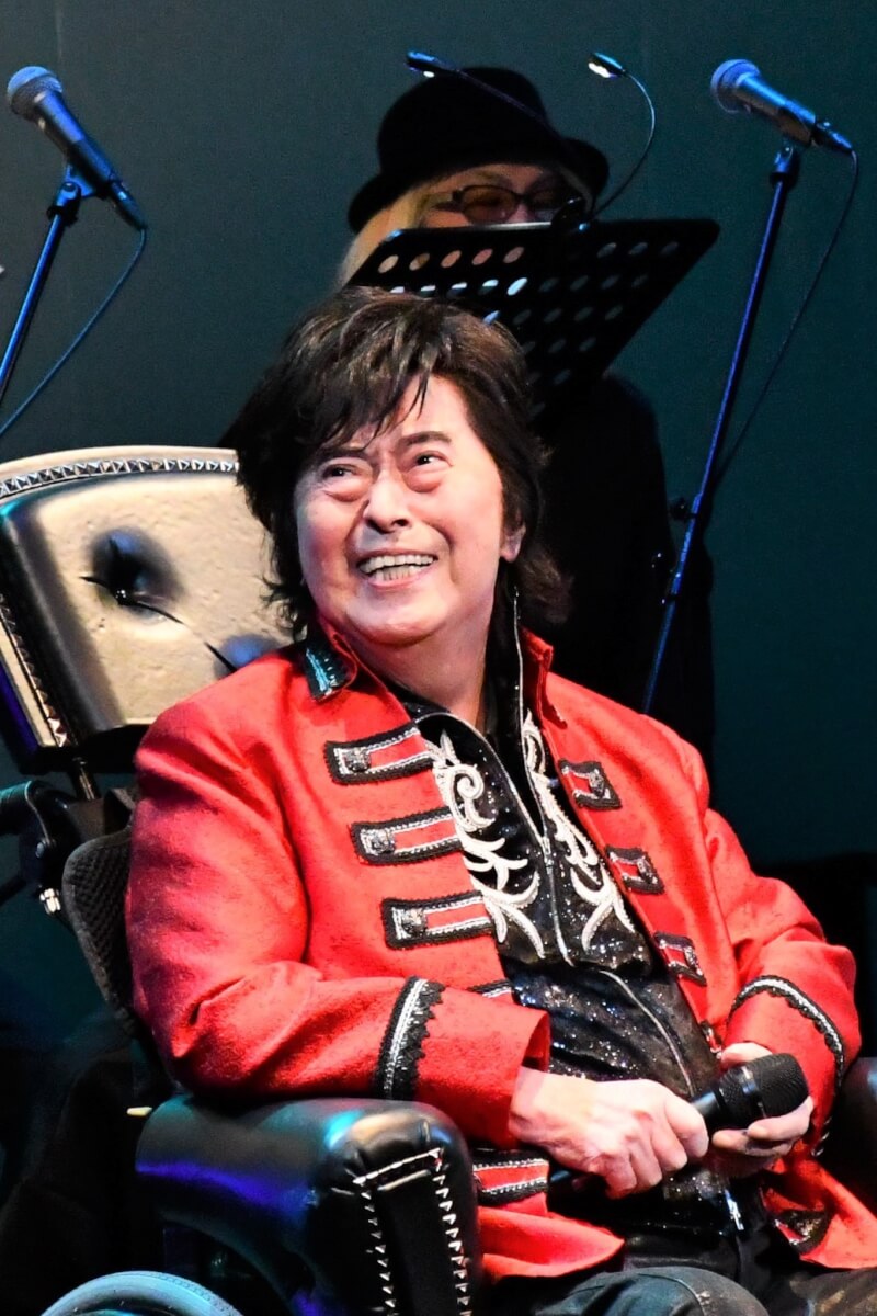 有「動畫歌王」之稱的日本歌手水木一郎6日因肺癌病逝，享壽74歲。（圖取自twitter.com/aniki_z）