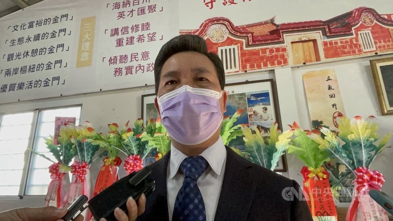 金門縣長當選人陳福海(圖)與連江縣長當選人王忠銘等人12日下午到桃園機場搭乘廈門航空班機,赴廈門與廈門和福建涉台事務官員會談,聚焦重啟小三通事宜。中央社記者黃慧敏攝 111年12月12日