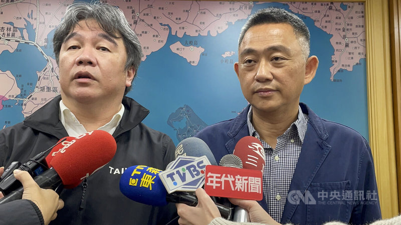 中央流行疫情指揮中心指揮官王必勝（左）12日到訪金門，受訪時表示，13日將到水頭碼頭視察小三通復航整備狀況，包括港埠動線、流程，並了解金門醫療和防疫量能，整體評估後，再交由政府團隊決定是否開放小三通及通航時間。右為金門縣長楊鎮浯。中央社記者黃慧敏攝  111年12月12日