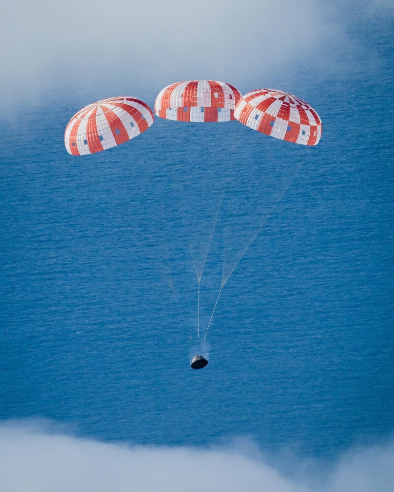 NASA的「獵戶座」太空船近距離掠過月球後返程，11日安全濺落太平洋。（圖取自twitter.com/NASA_Orion）