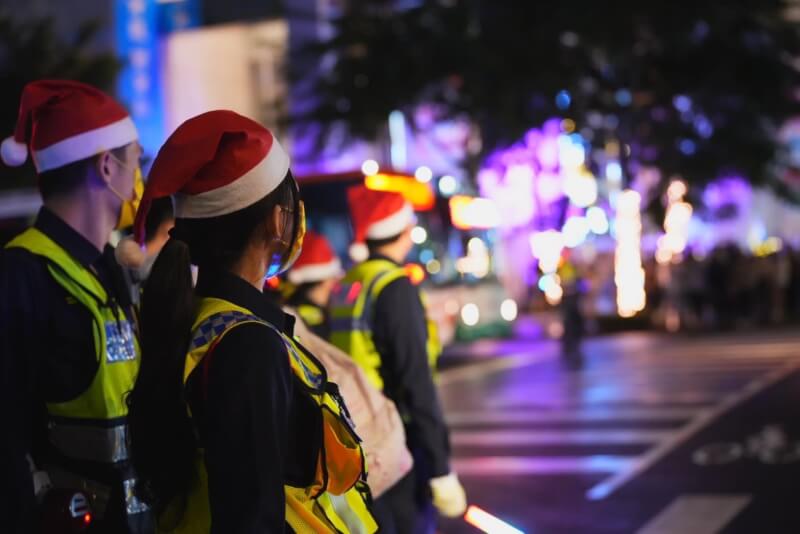 新北市部分警察配合耶誕城活動戴耶誕帽執勤。（圖取自facebook.com/houyuih）