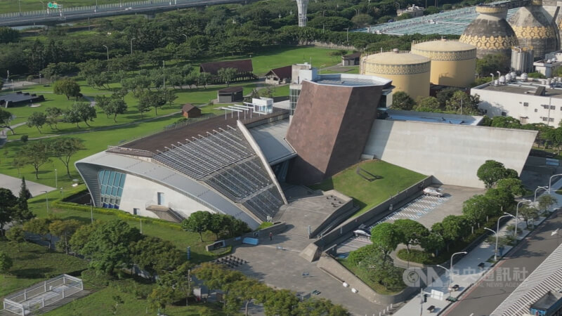 新北市立十三行博物館座落在八里左岸,建築設計理念來自於考古發掘及先民乘船渡海來台的意念。中央社記者張智彥攝
