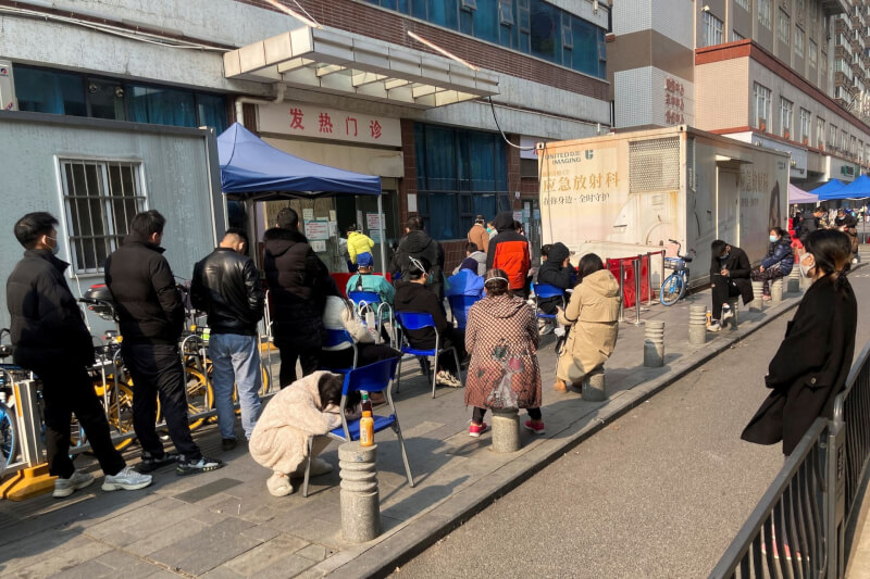 10日中國武漢一間醫院的「發燒門診」外出現排隊人潮。（路透社）