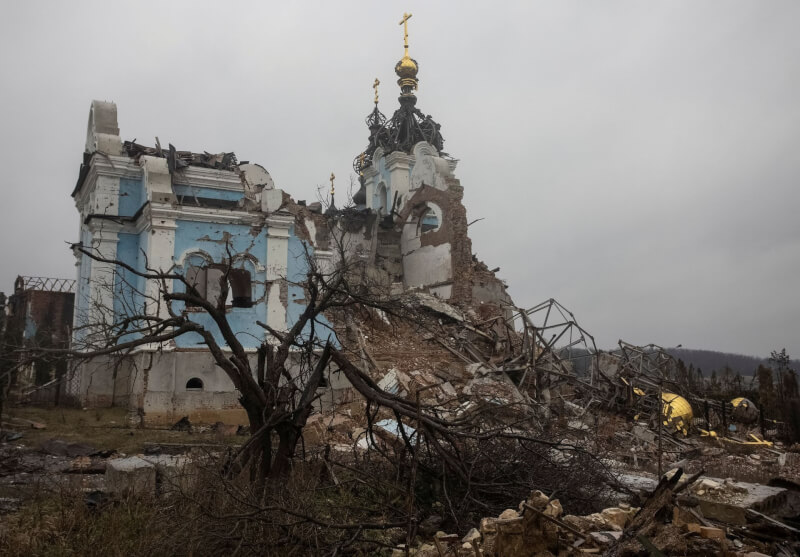 俄國官員11日稱烏克蘭飛彈擊中頓內茨克人民共和國數棟公寓大樓。圖為8日頓內茨克地區一座教堂遭俄軍轟炸。（路透社）