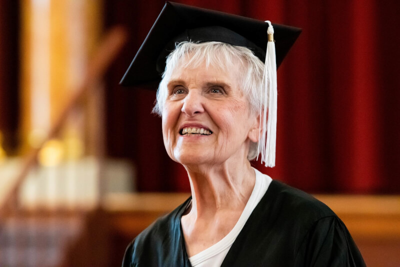 美國90歲阿嬤喬伊斯．戴弗高齡復學順利畢業，北伊利諾大學將頒畢業證書。（圖取自twitter.com/NIUlive）