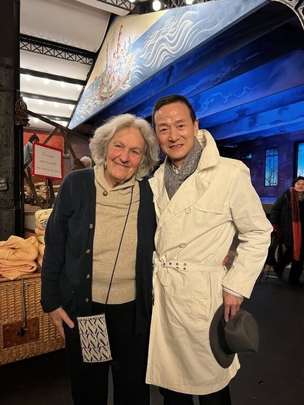 陽光劇團創辦人亞里安．莫虛金（Ariane Mnouchkine）（左）與當代傳奇劇場藝術總監吳興國（右）合影。（當代傳奇劇場提供）中央社記者趙靜瑜傳真  111年12月12日